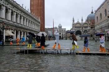Сильнейшее за 50 лет наводнение повредило достопримечательности Венеции