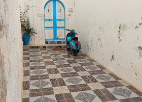 Обычно свой транспорт тунисцы оставляют перед дверью. А если нет такой возможности, то затаскивают прямо в дом.