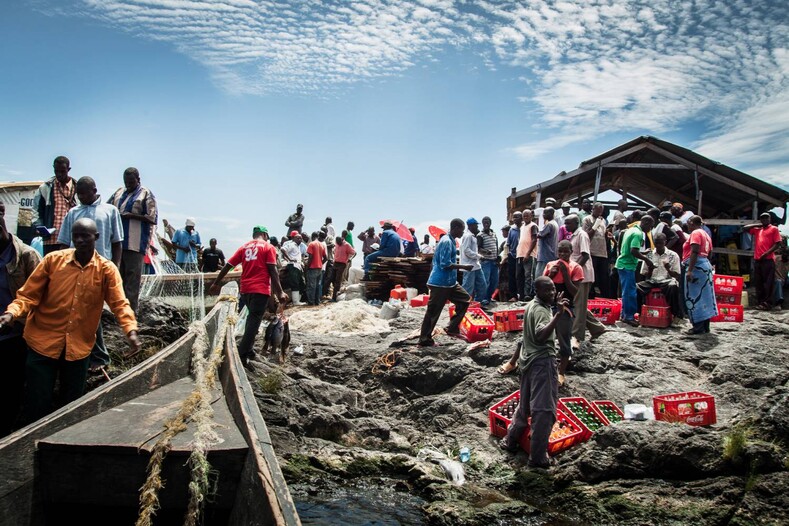 130 человек посреди огромного африканского озера: фото о жизни одной из самых странных и обособленных коммун в мире