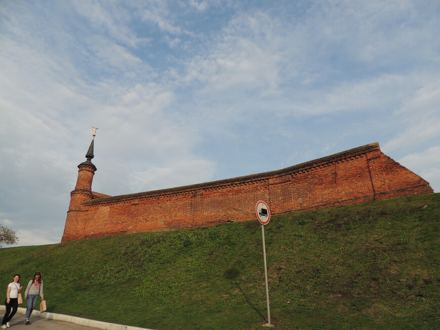 Участок старой ограды Успенского Брусенского монастыря. 