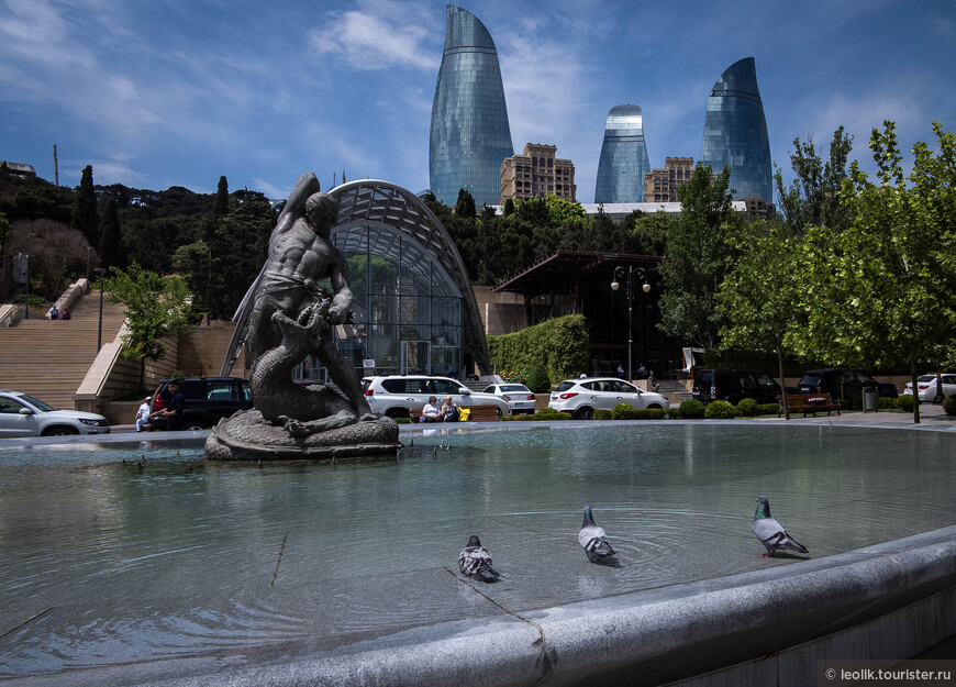 Скульптурный фонтан Бахрам Гуру, установленный в 1959 г., является одной из первых профессиональных работ заслуженного художника Азербайджана Горхмаза Суджаддинова, а также первым в Азербайджане скульптурным памятником литературному герою.