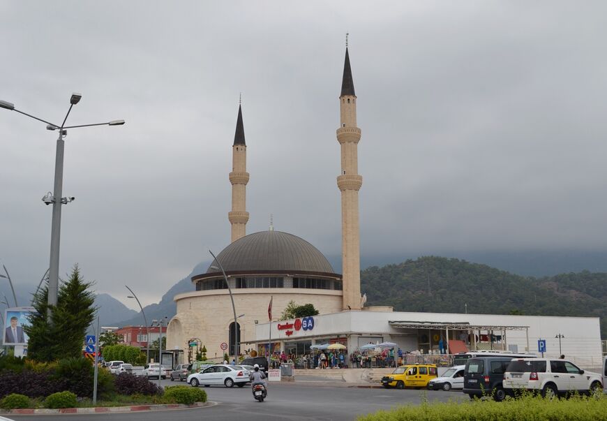 Мечеть на бульваре Ататюрка