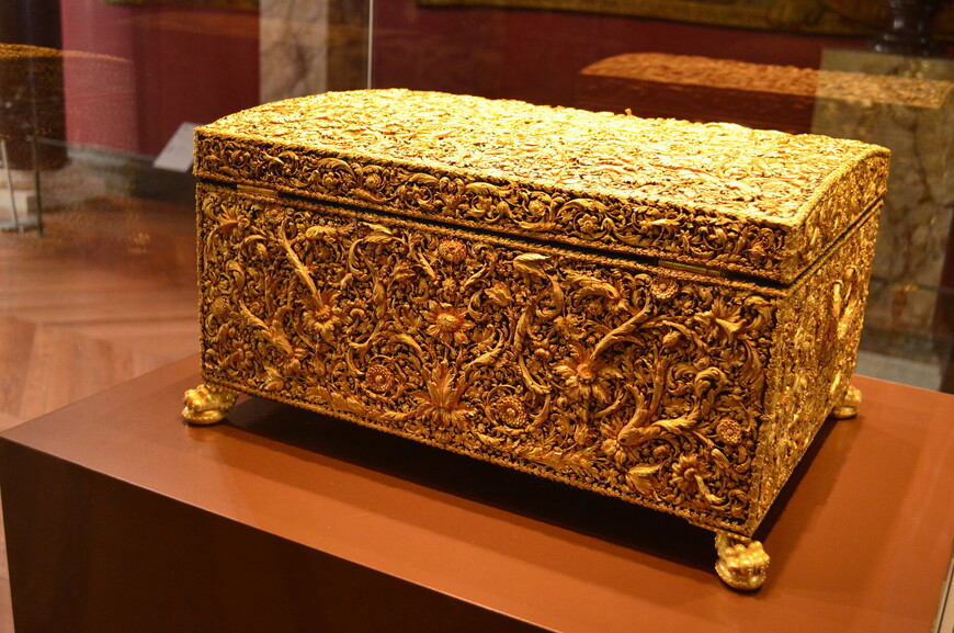 Сундук, принадлежавший Карлу XIV. Золотая филигрань на дубовой основе.