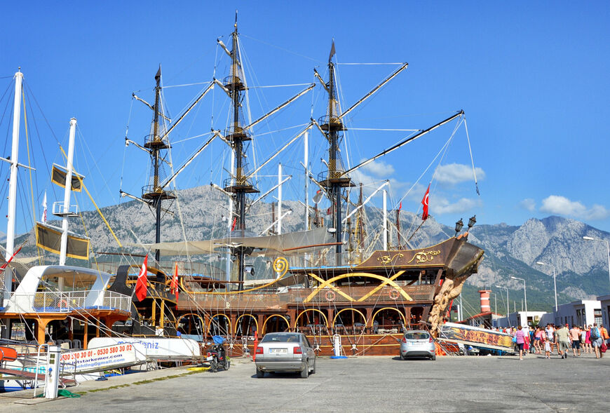 Экскурсионная пиратская яхта