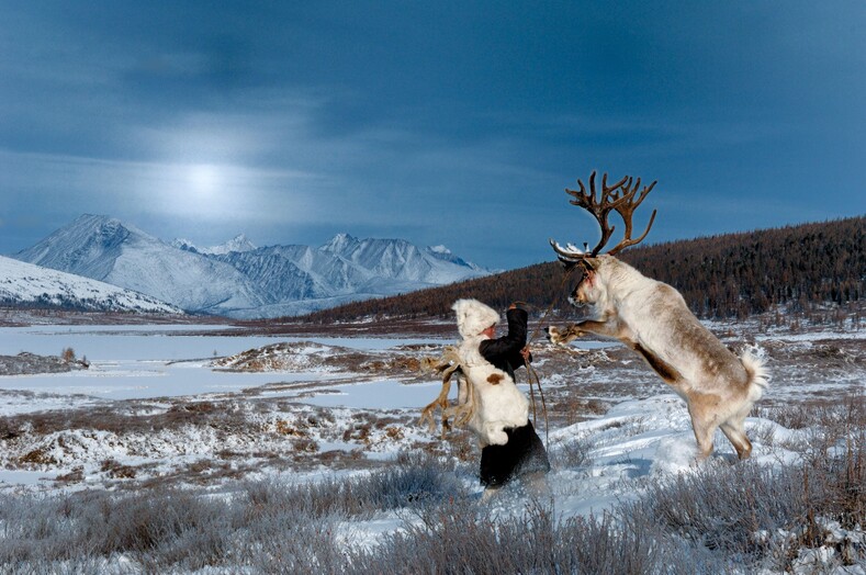 Жизнь вне цивилизации, среди оленей и бесконечных степей Монголии: фото племени оленеводов-кочевников, которое вот-вот исчезнет