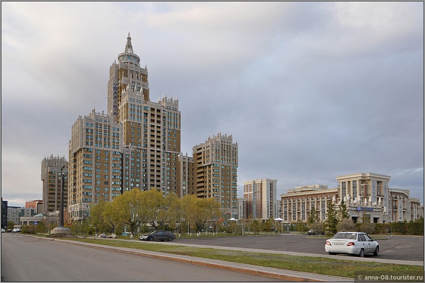 Жилой компекс «Триумф Астаны», одна из столичных высоток. Его высота со шпилем составляет 142 метра. Справа - корпуса жилого комплекса «Премьера».