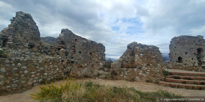 Руины норманнского замка в Кастельмоле .