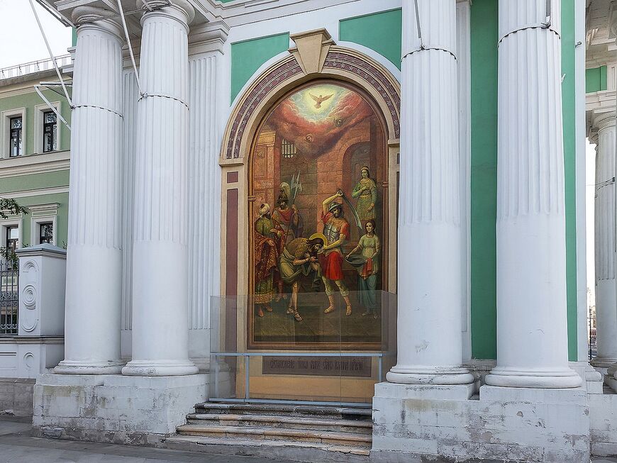 Современная роспись на фасаде нижнего четверика колокольни