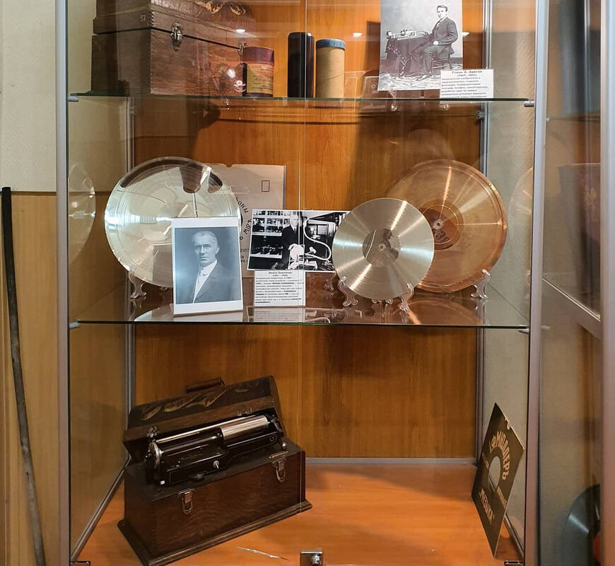 Экспозиция архива фонодокументов