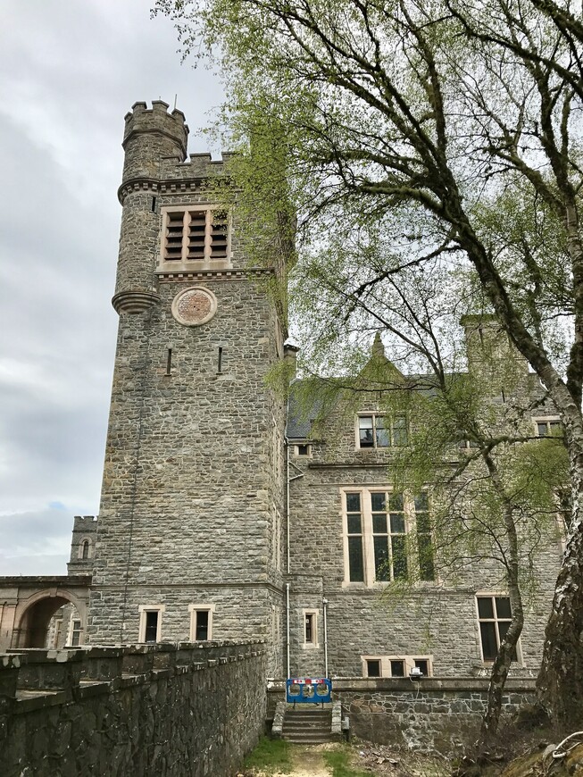 Колоритная башня замка Карбисдейл