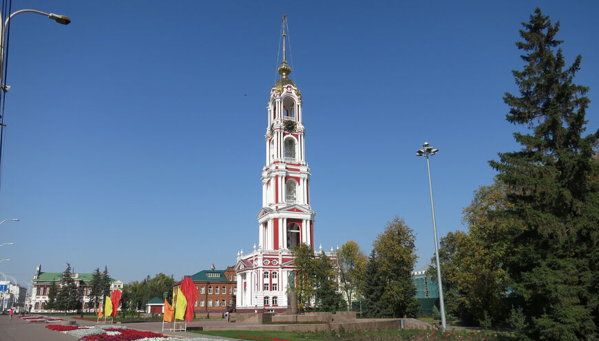 Вид на памятник и колокольню Казанского мужского монастыря