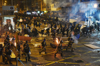 В Гонконге продолжают отменять массовые мероприятия из-за протестов