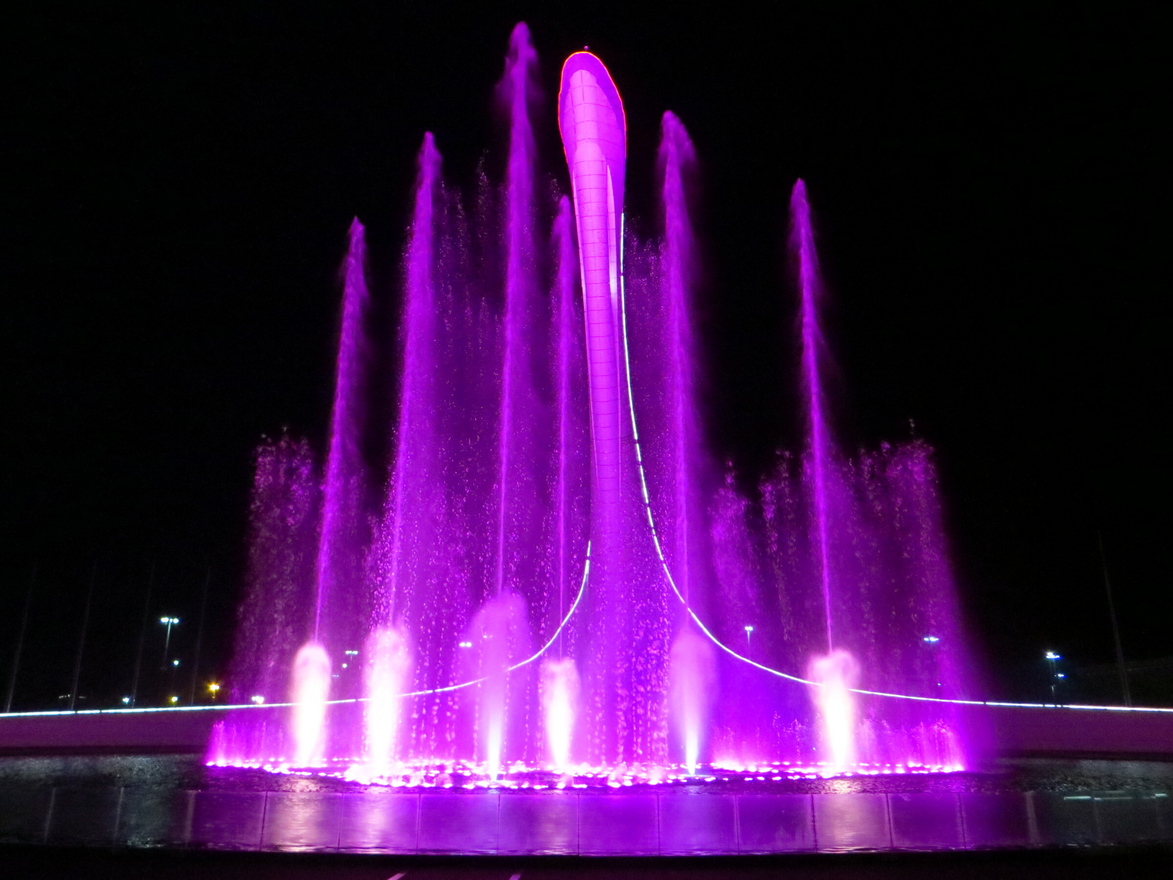 Олимпийский парк сегодня поющие фонтаны. Фонтан Сочи Олимпийский парк. Шоу фонтанов Олимпийский парк Сочи. Шоу поющих фонтанов в Олимпийском парке Сочи. Поющий фонтан Адлер Олимпийский парк.