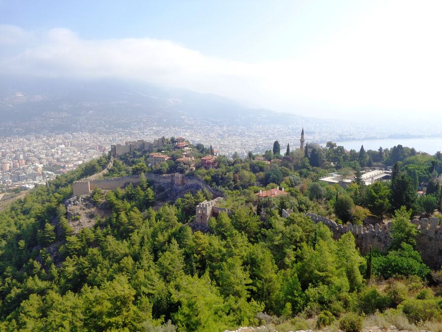 Вид на аланийскую гору и мечеть