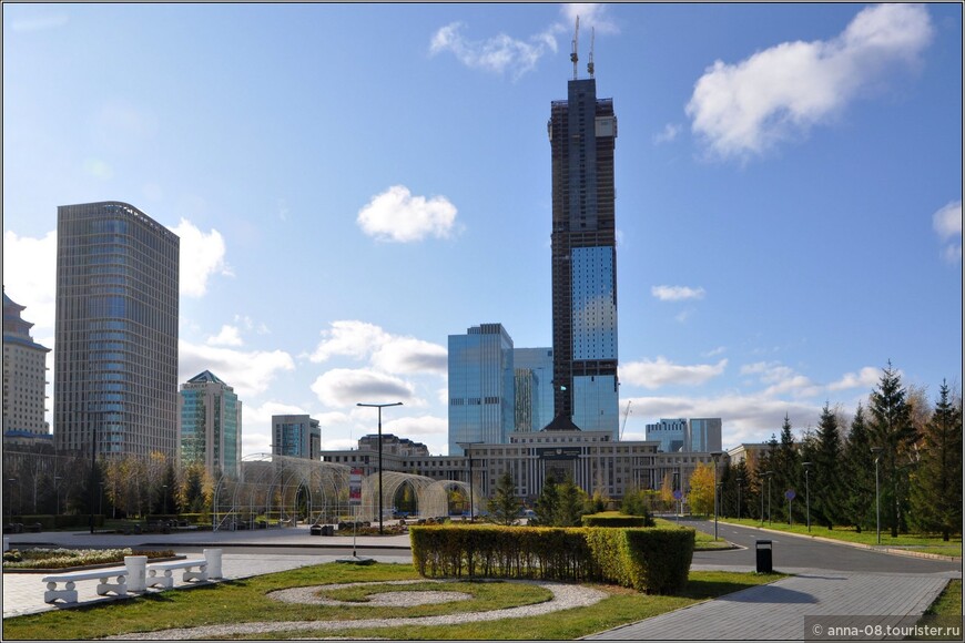 Министерство Обороны Республики Казахстан, а над ним - строящийся небоскреб «Абу Даби Плаза». Вот достроят до 382 метров, будет отличная смотровая площадка.