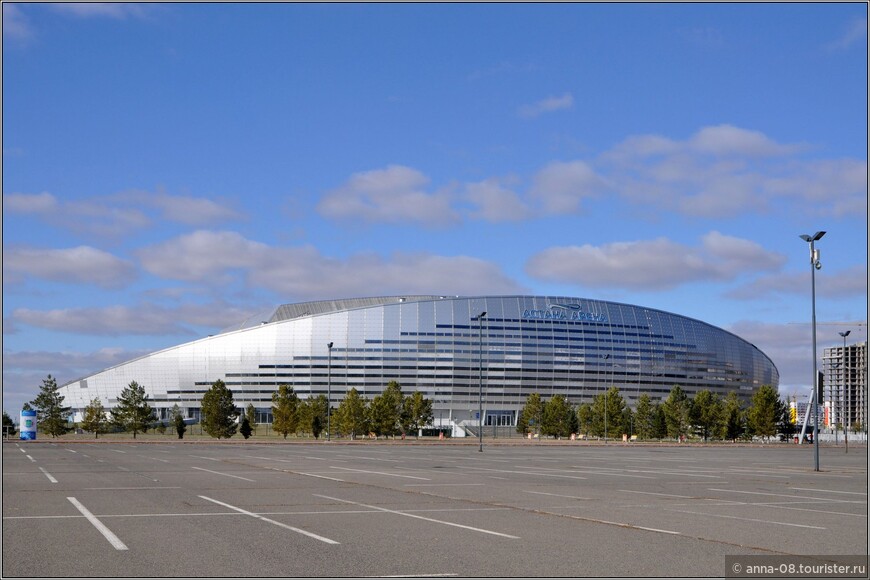 Футбольный стадион «Астана Арена» на 30000 мест, но может быть адаптирован и для других спортивных мероприятий, включая любимые виды спорта в стране – борьбу, дзюдо и бокс. Архитектор: американская крмпания Populous, специализирующаяся на проектировании спортивных сооружений и конференц-центров.