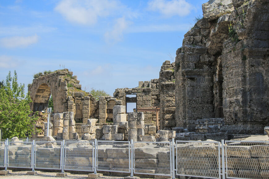 Руины храма Диониса находятся перед театром
