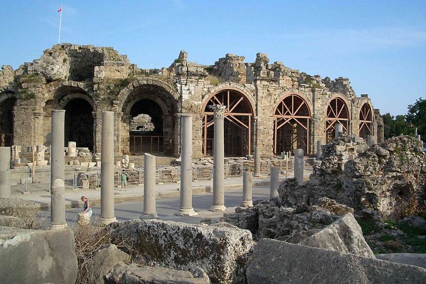Вид на античный театр со стороны храма Диониса
