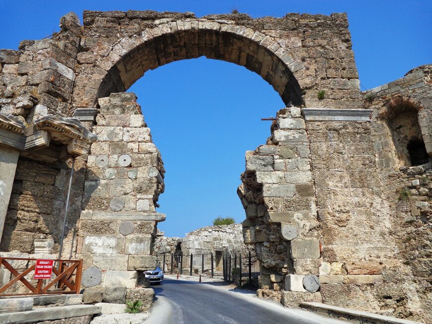 К театру и храму Диониса ведут ворота Веспасиана