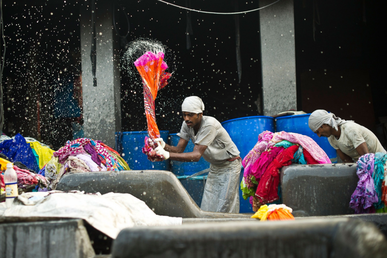 Тяжелая жизнь и работа на износ: фото самой большой прачечной в Индии, где трудится каста неприкасаемых