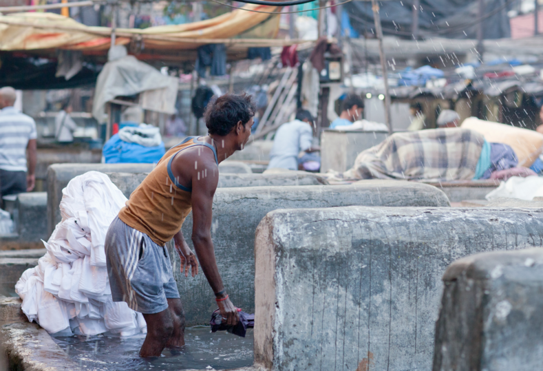 Тяжелая жизнь и работа на износ: фото самой большой прачечной в Индии, где трудится каста неприкасаемых