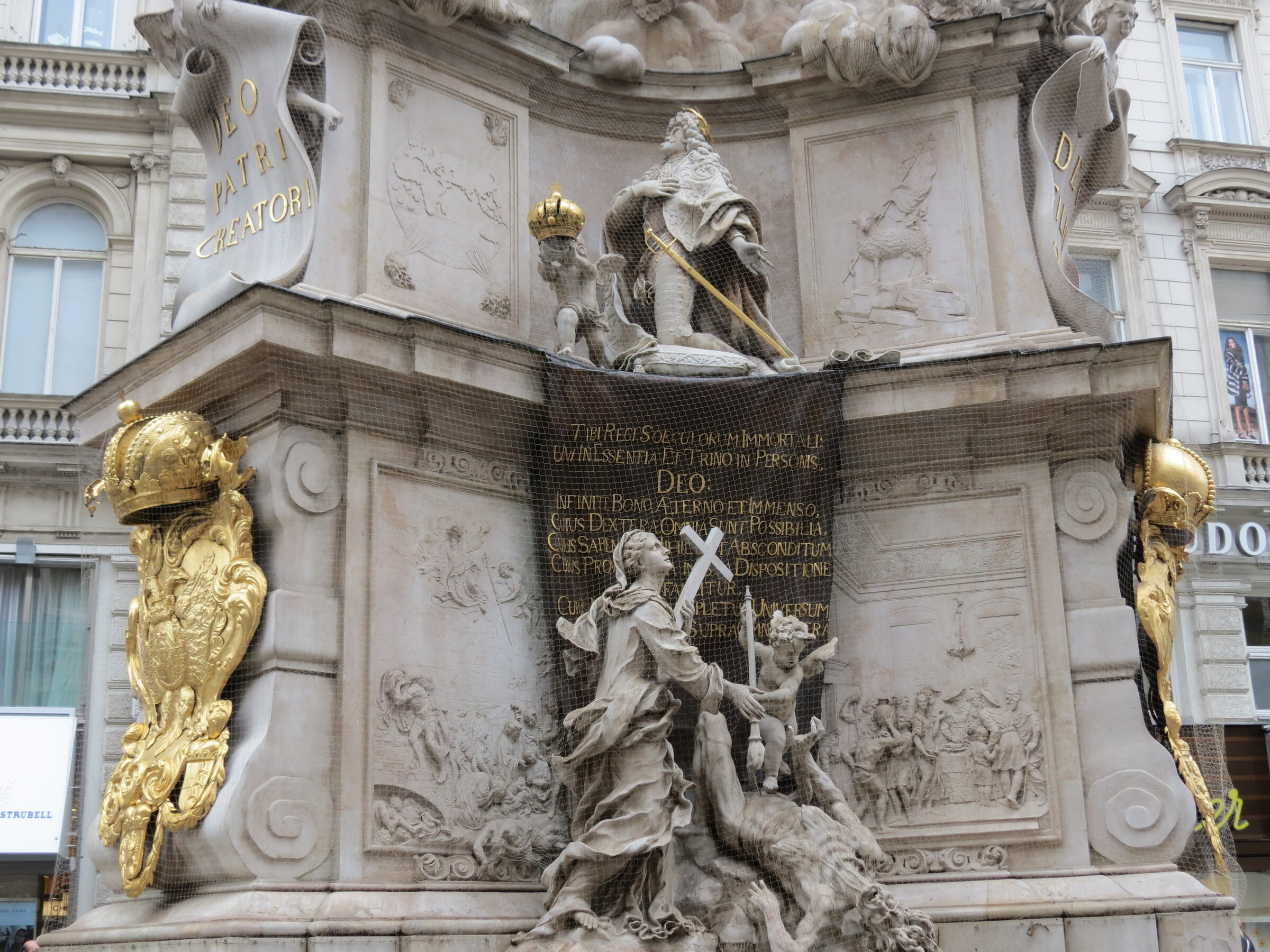 Австрийский город с чумной колонной 4 буквы. Чумная колонна (Вена). Чумной столб в Вене. Чумные колонны в Вене. Чумные статуи в Европе.