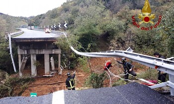 В Италии из-за наводнения рухнул участок автомагистрали 