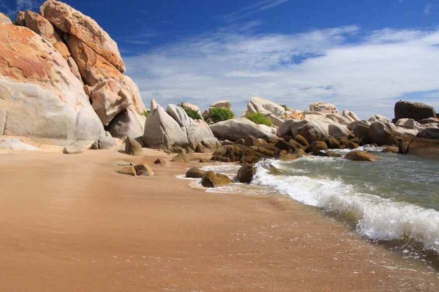 Каменистые участки пляжа Ке Га