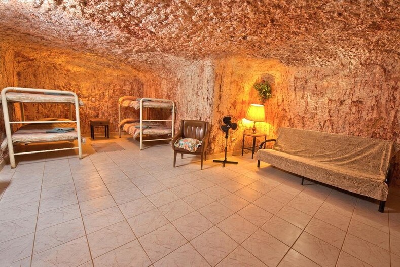 Подземные шахты и бывшая тюрьма: топ-10 самых необычных хостелов со всего мира