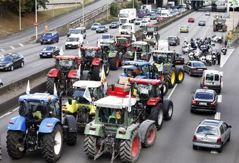 Протестующие фермеры заблокировали Елисейские поля и дороги в Париж 