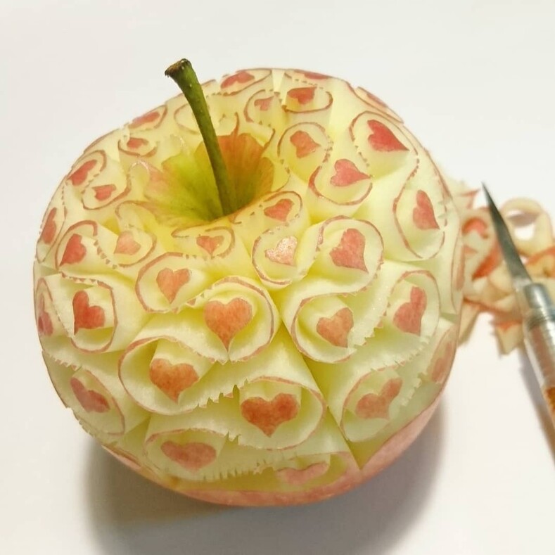 Японский мастер Гаку вырезает головокружительные узоры на фруктах и овощах с помощью техники мукимоно (вряд ли у вас получится повторить этот трюк)