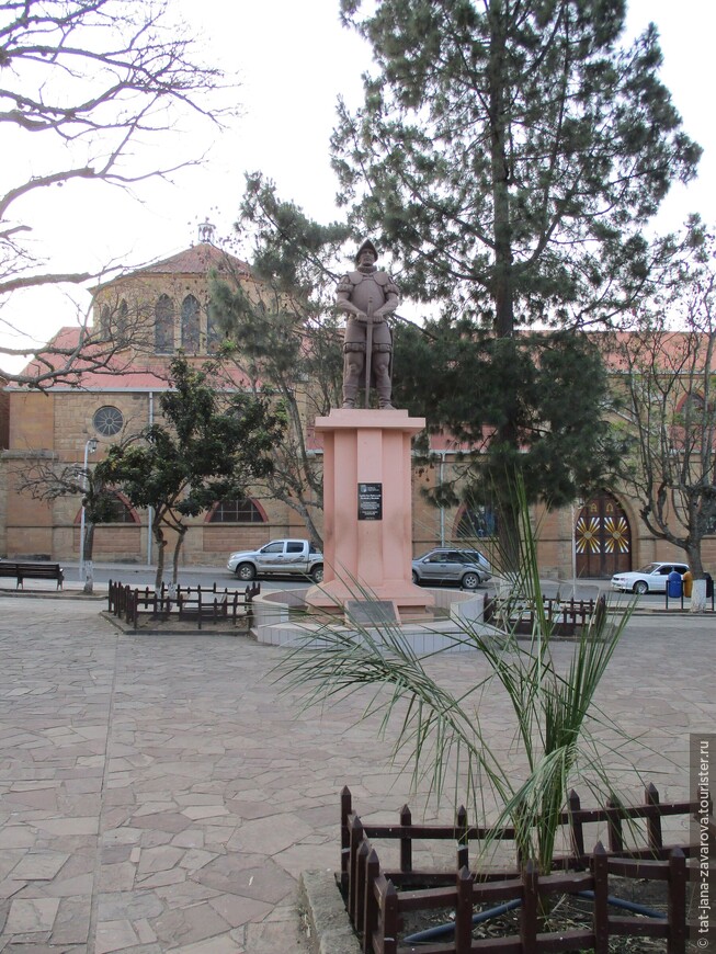 Памятник основателю города дону Педро Лусио Эскаланте и Мендоса