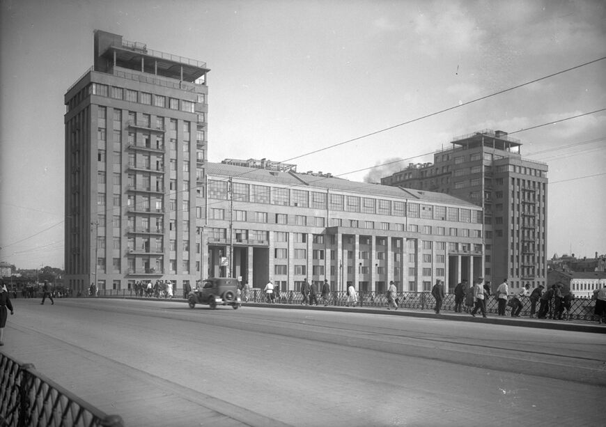 Вид на парадный фасад с Большого Каменного моста, 1930-е годы 