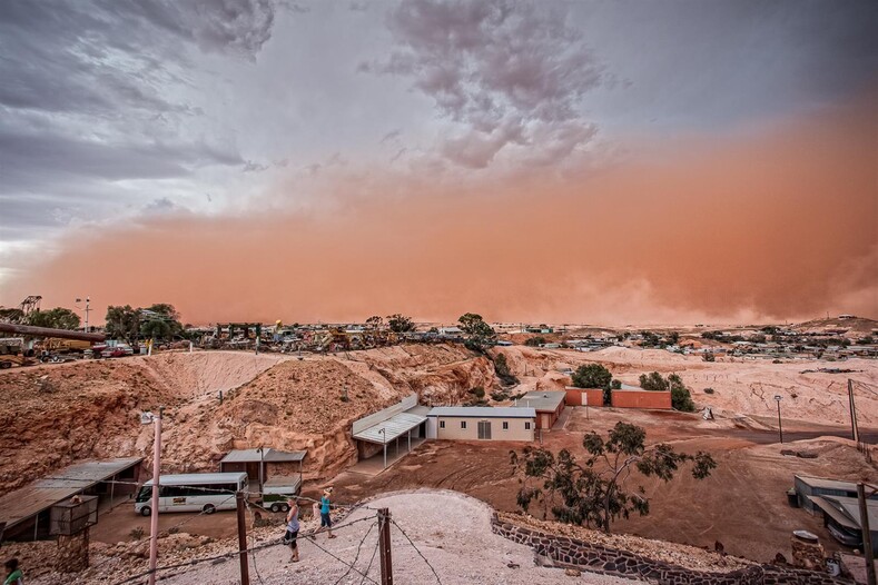Изгнанники солнца: целые поколения семей подземного города в австралийской пустыне более ста лет не видели солнечного света