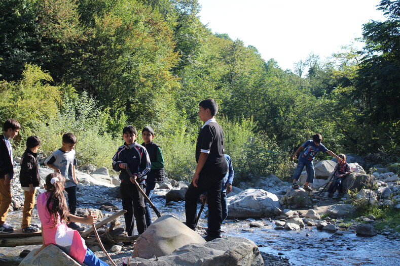 Школьники на экскурсии у реки