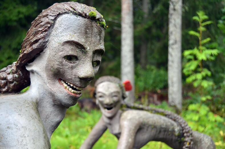 Жуткие скульптуры со стеклянными глазами и вставными челюстями: самый страшный парк, где не по себе даже днем