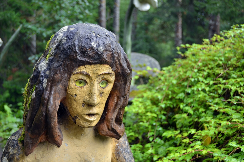 Жуткие скульптуры со стеклянными глазами и вставными челюстями: самый страшный парк, где не по себе даже днем