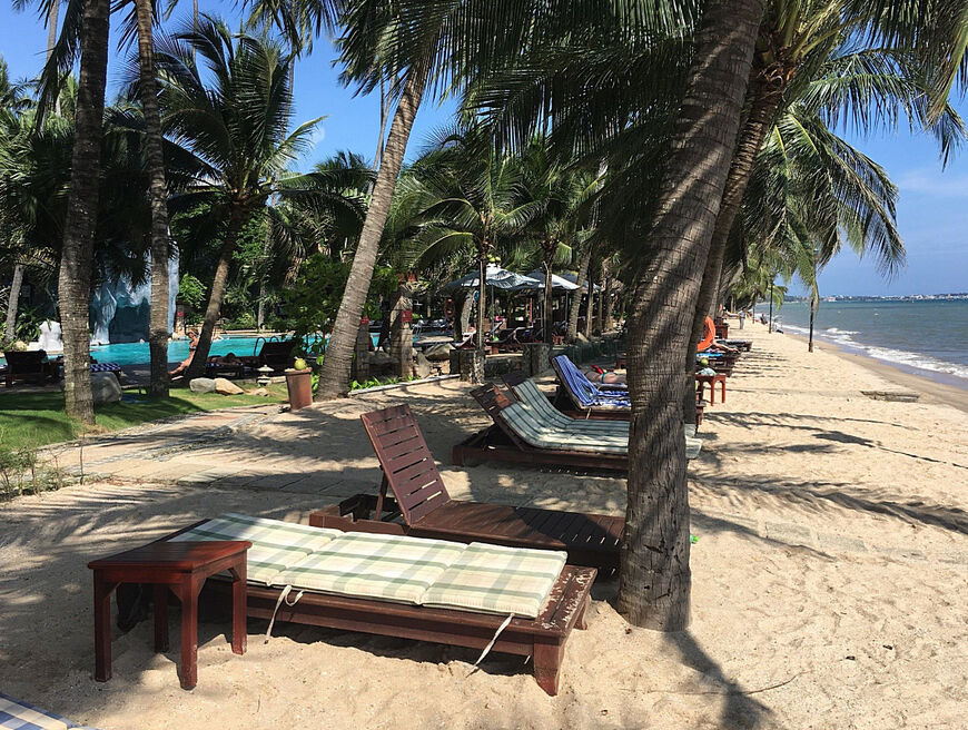 Пляж Хам Тьен у территории одного из отелей