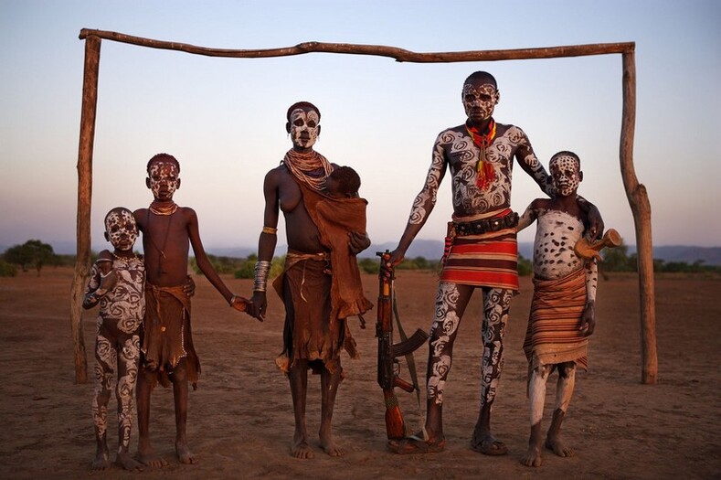 Невероятные снимки племени Мурси из долины Омо в Эфиопии (о том, как сохранился тысячелетний уклад жизни предков)