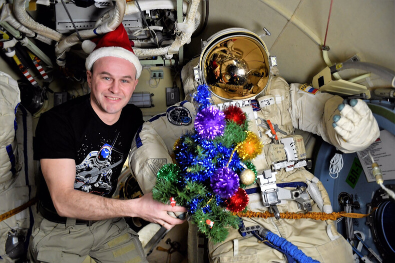 Нет алкоголя и оливье, но есть «Ирония судьбы»: как космонавты отмечают Новый год на МКС