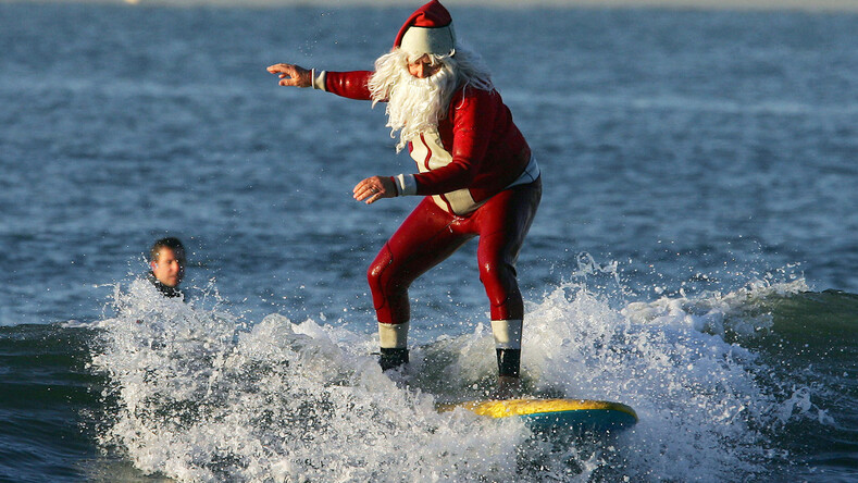 Санта-Клаус на серфе: фото о том, насколько безумно и круто проходит Новый год в Австралии