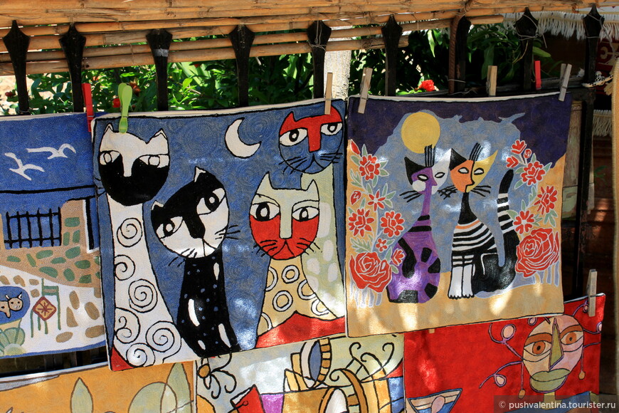 Возле храма есть небольшой рыночек, где жители Крицы продают свои изделия: ковры, вышивки, кружева и оливковое масло.