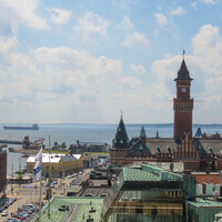 Вид на гавань и центр города с верхнего уровня лестницы.