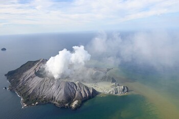В Новой Зеландии извергается вулкан, пострадали туристы 