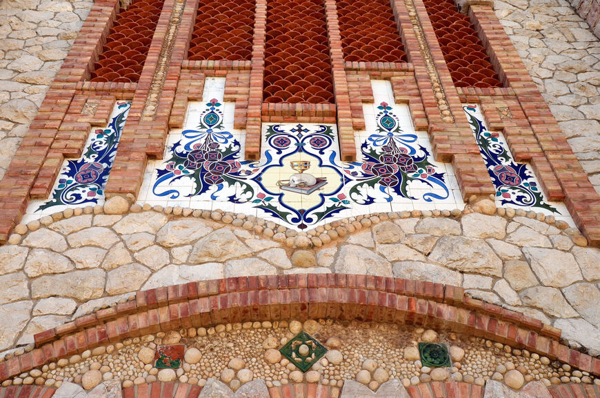 Фасады декорированы израсцами