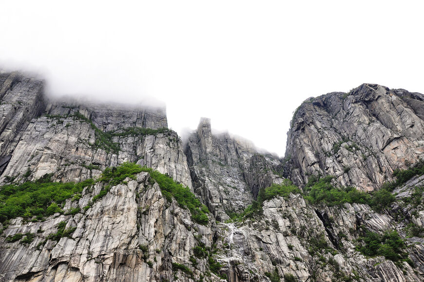 Вид снизу на скалу Прекестулен с Люсе-фьорда