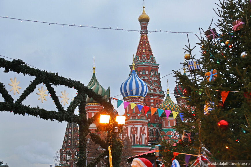 Каток, глинтвейн и тысячи огней. Это Москва!