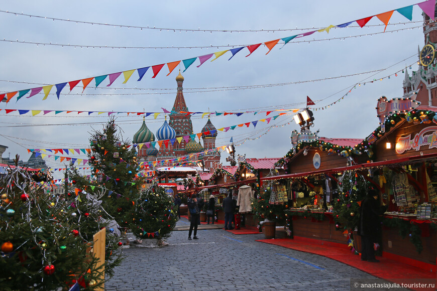 Каток, глинтвейн и тысячи огней. Это Москва!