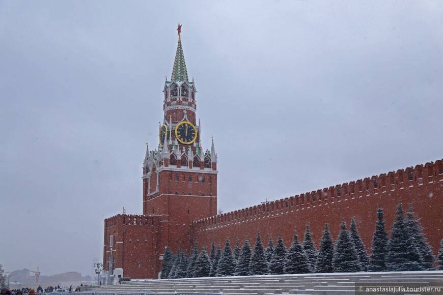 Каток, глинтвейн и тысячи огней. Это Москва!