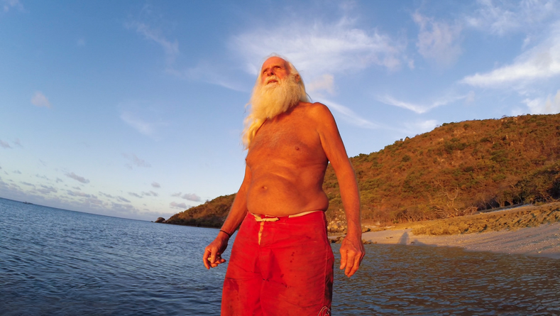 Робинзон XXI века: бывший миллионер почти 30 лет живет на необитемом острове без денег и людей (фото его дома)